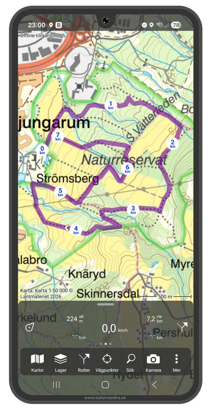 Bild på mobiltelefon med bild från appen TopoGPS