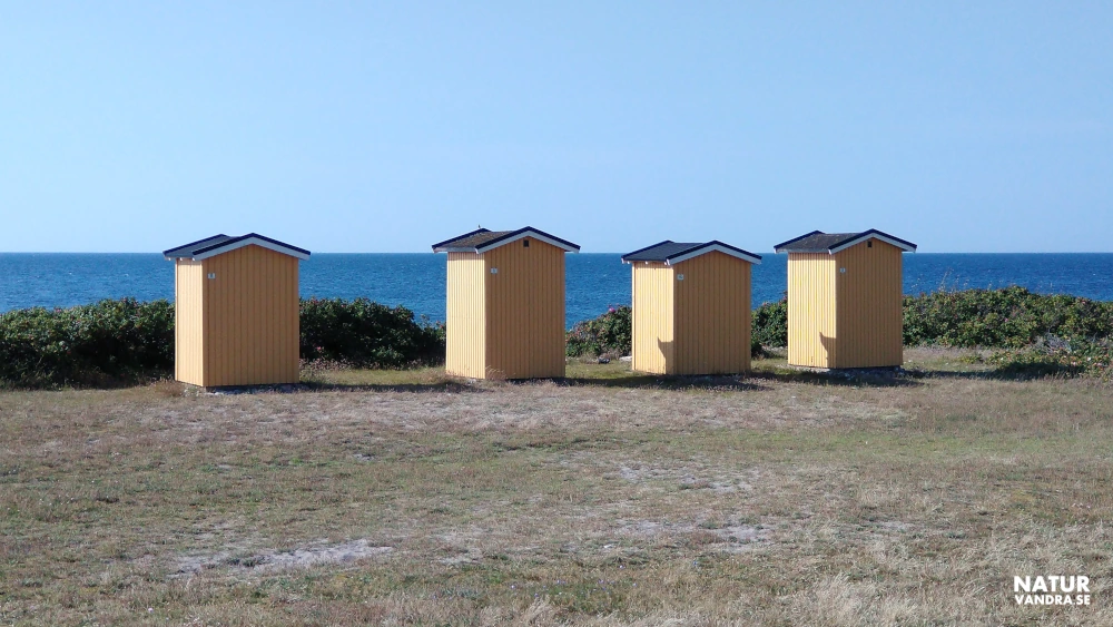 Badhytter i rad längs havet vid Viken