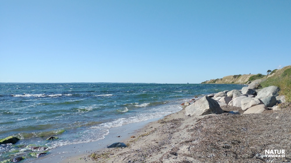 Vacker plats för fikapaus på stranden längs havet