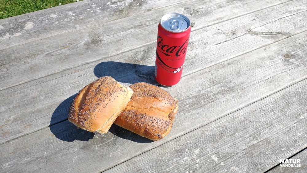 Fikapaus med frallor och cola zero längs Skåneleden SL5