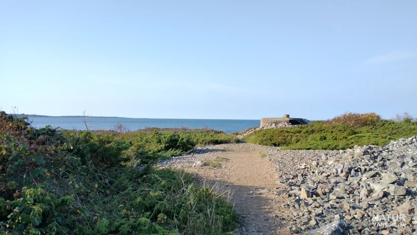 Vandringsled längs Bjärekustens naturreservat med Hallands Väderö i bakgrunden