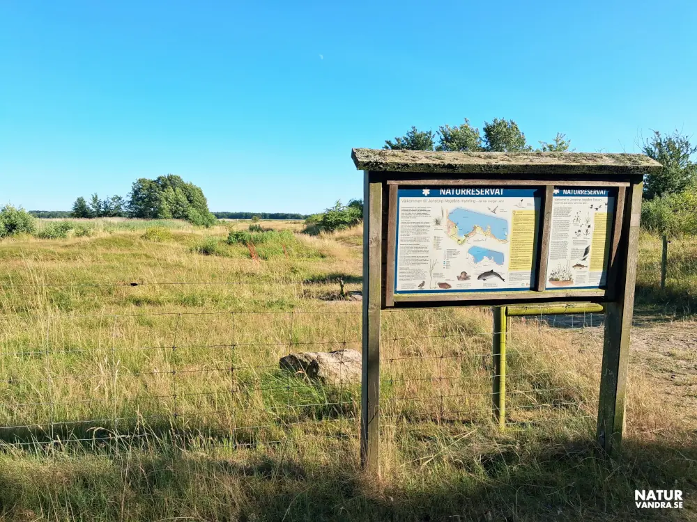 Informationstavla naturreservatet Jonstorp Vegeåns mynning vid Skälderviken