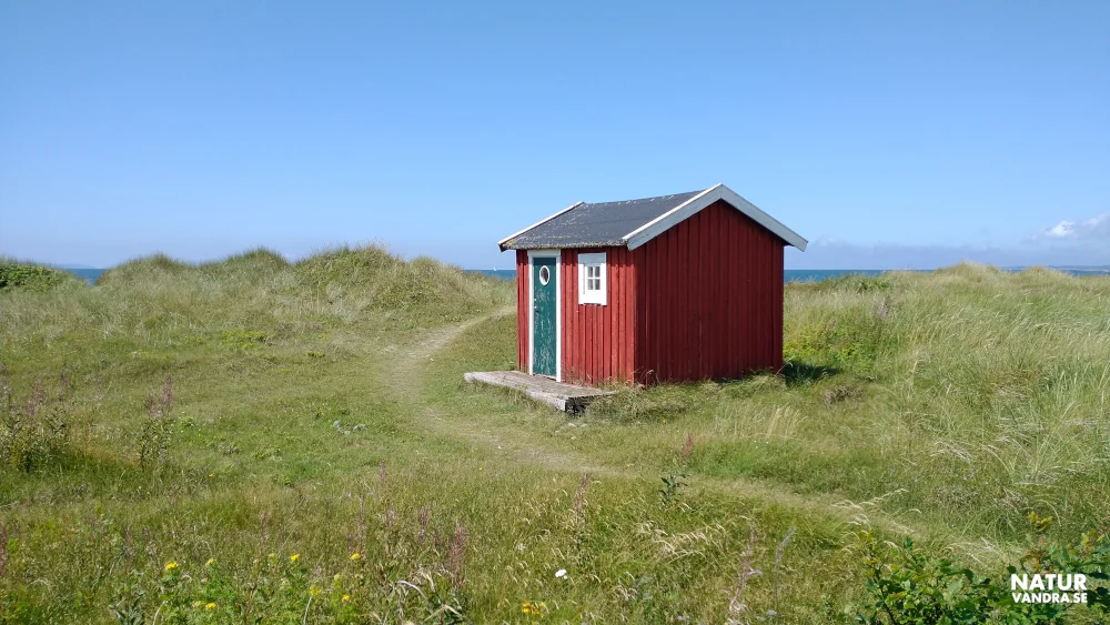 Liten röd stuga vid Stora Hult Skåneleden