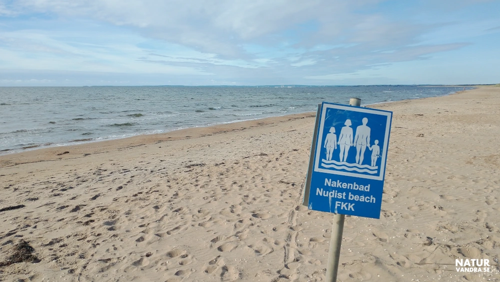 Skylt nakenbad vid stranden Mellbystrand