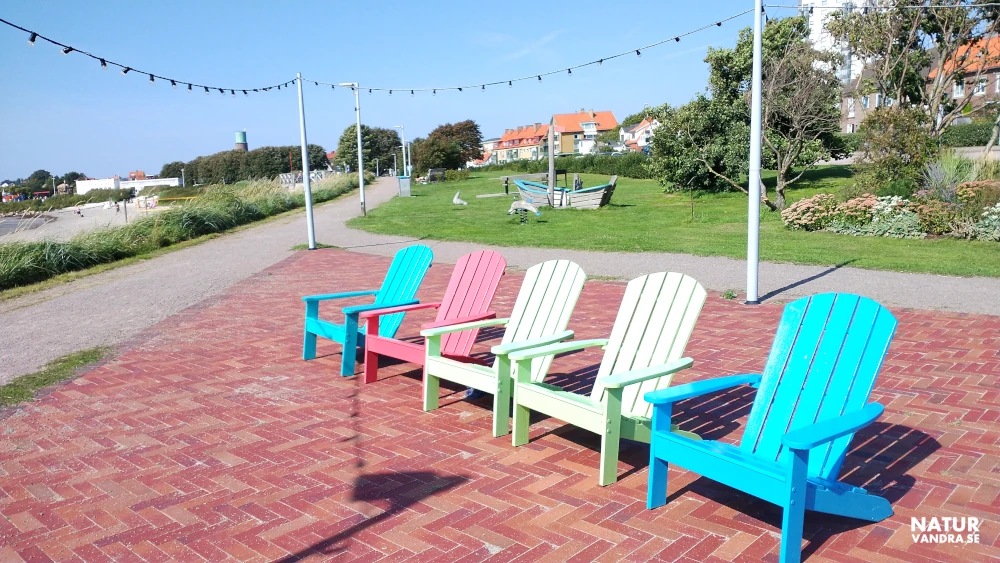 Färgglada och inbjudande stolar vid Kvickbadet i Höganäs